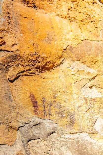 Entdecken Sie die alten roten Ockermalereien auf den Steinen von Jebel Ousselat in Zentraltunesien