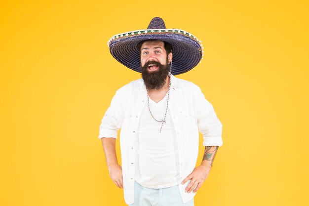 Entdecken Sie die mexikanische Kultur Feiern Sie traditionelle Feiertage Glücklicher Mann Sombrero Souvenir Strohhut Planen Sie Sommerferien Tourismuskonzept Hipster, der Spaß hat Mit mexikanischer Seele Mexikanische Traditionen