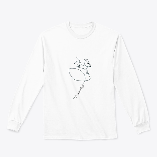 Foto entdecken sie diskrete raffinesse mit unserem minimalistischen t-shirt, das von canva generiert wurde