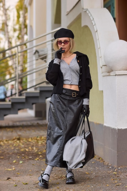 Entdecken Sie trendige urbane Mode mit einem atemberaubenden metallischen Rock und schicken Accessoires