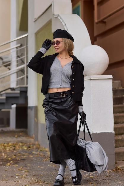 Entdecken Sie trendige urbane Mode mit einem atemberaubenden metallischen Rock und schicken Accessoires