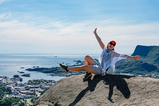 Entdecker, die sich an den spektakulären Aussichten der norwegischen Berge erfreuen