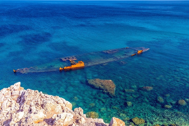 Entdeckung der Überreste eines alten versunkenen Bootes in El Haouaria, Tunesien