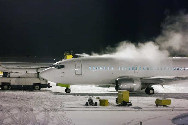 Enteisung von Passagierflugzeugen bei Nacht