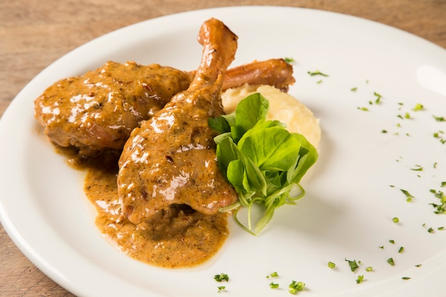 Entenbraten mit Kartoffelpüree auf dem Teller.