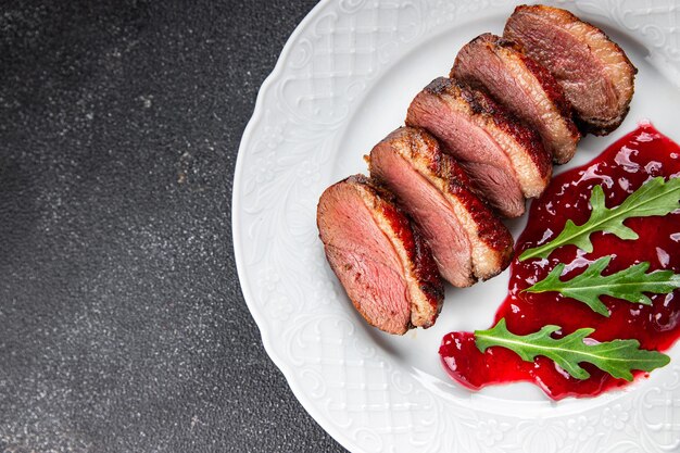 Entenbrust gebratenes Fleisch Geflügel Mahlzeit Snack auf dem Tisch Kopie Raum Essen Hintergrund rustikal oben