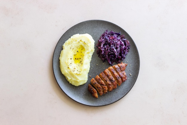 Entenbrust mit Kartoffelpüree und Rotkohl