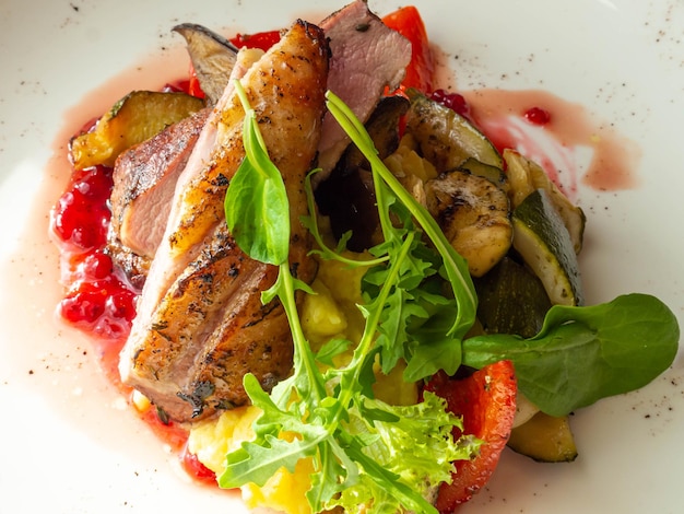 Entenbrust mit roter Beerensoße grüner Salat