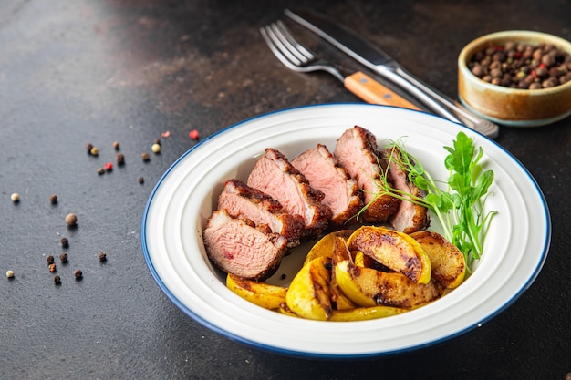 Entenbrust und Garnierung zweiter Gang Beilage frische Portion verzehrfertig Snack auf dem Tisch