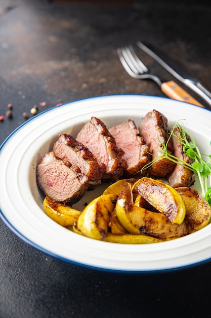 Entenbrustfleisch und Garnierung Geflügelzweiter Gang Beilage frisch verzehrfertig Snack