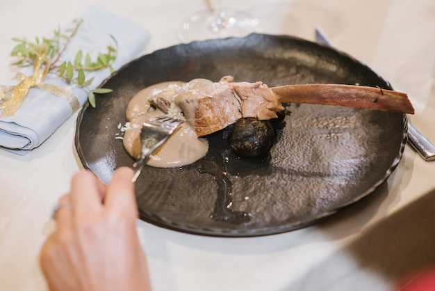 Entenfleischgericht mit Sauce im Restaurant