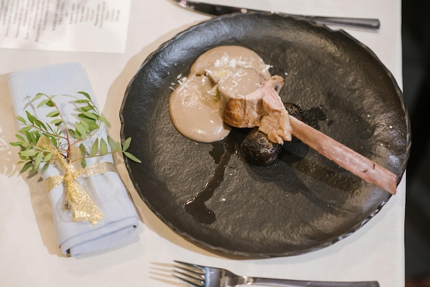 Entenfleischgericht mit Sauce im Restaurant