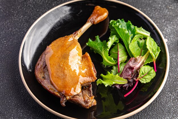 Entenkeule Confit Beerensauce zweiter Gang gesunde Mahlzeit Lebensmittel Snack Diät auf dem Tisch Kopie Raum Essen