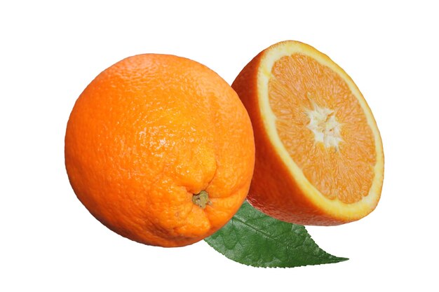 Entero y halfr de vitamina naranja fresca aislado sobre fondo blanco.