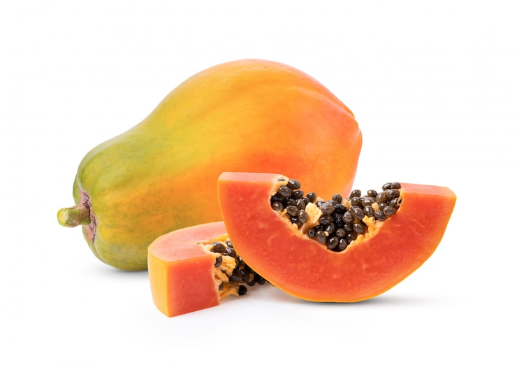 Foto entero y la mitad de papaya madura con semillas en blanco