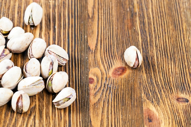 Enteros secos con sal pistachos sobre una superficie de madera