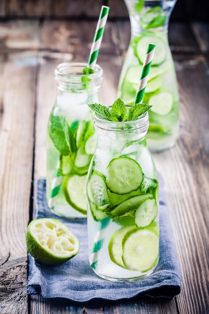 Entgiftungswasser mit Gurkenkalk und Minze in der Flasche