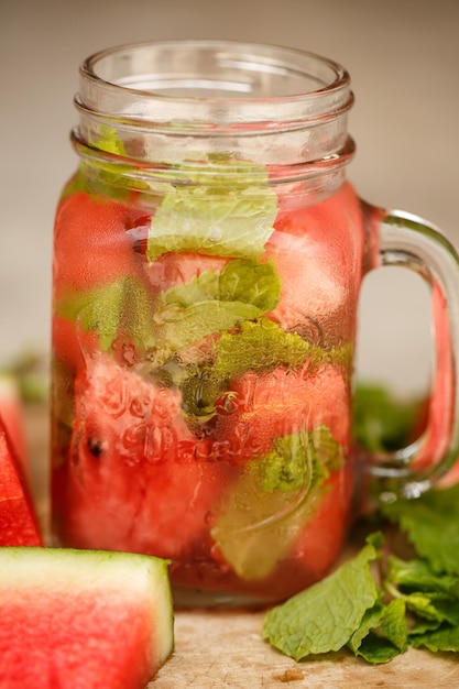 Entgiftungswasser mit Wassermelone und Minze