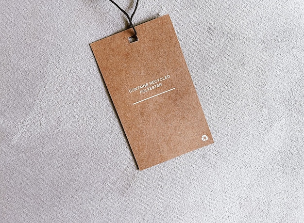 Enthält eine Verkaufspreiskarte für Modemarken aus recyceltem Polyester auf dem Hintergrund von Luxusstoffen beim Einkaufen und im Einzelhandel