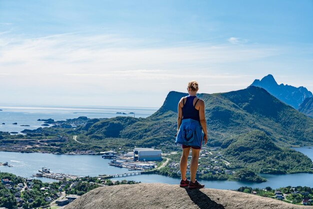 Enthusiasten der Entdeckung, die von den majestätischen norwegischen Bergansichten fasziniert sind