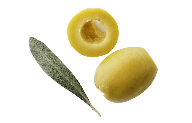 Entkernte Oliven auf weißem Hintergrund