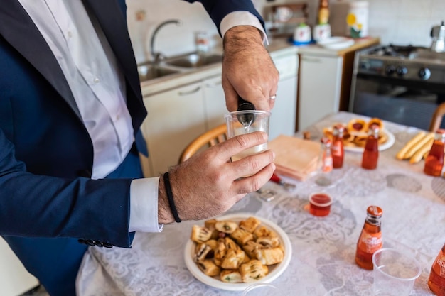 Entkorken Sie zu Hause eine Flasche Sekt