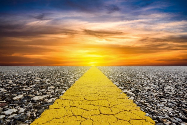 Entlang der Straße mit Sonnenuntergang-Himmel und Sonne strahlt Hintergrund aus