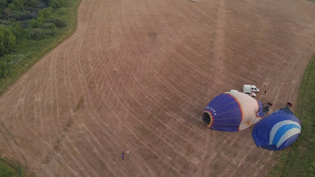 Entleeren eines Heißluftballons. in Ryazan, Russland 18. Juli 2021. Bunter Heißluftballon