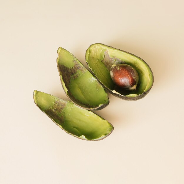 Foto entleerte avocadoschale und avocadosamen mit kopierraum auf beige hintergrund schnitt frischer zutat