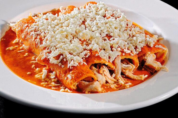 Entomatadas de pollo comida típica mexicana