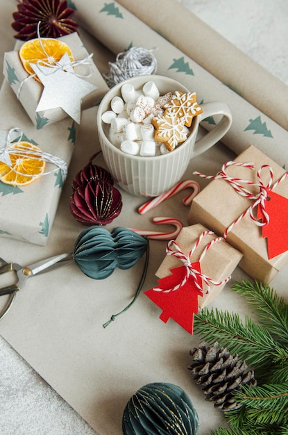 Entorno acogedor de invierno y Navidad con chocolate caliente y galletas caseras