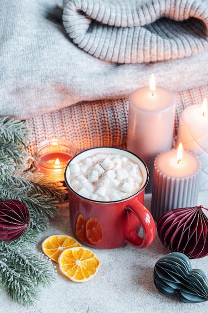 Entorno acogedor de invierno y Navidad con chocolate caliente y galletas caseras