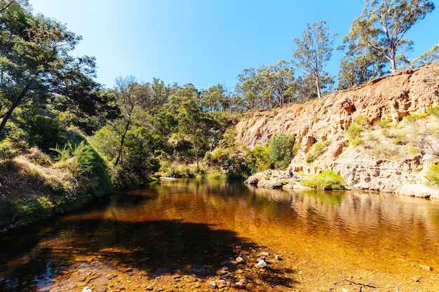 entorno idílico alrededor del circuito de Lerderderg Gorge Caminar en un caluroso día de otoño en el oeste de Melbourne en Victoria Australia