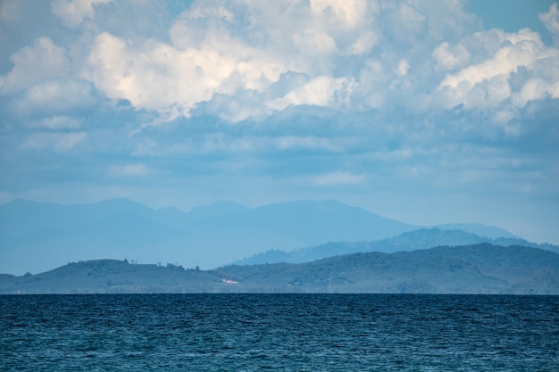 El entorno de la isla de Munnok, al este de la isla de Tailandia. Muy hermoso cielo abierto, nubes, mar y playa.