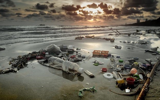 Foto entorno de playa sucia de basura plástica