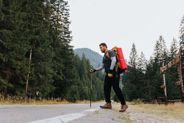 Entra en el mundo de un excursionista latino que abraza el viaje a lo largo de una hermosa carretera donde el