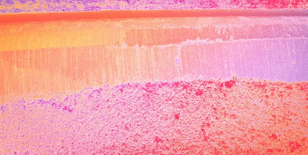 Entra en un mundo peculiar y lúdico de formas geométricas abstractas y colores vibrantes
