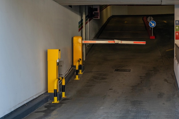 Entrada a uma garagem fechada por uma barreira