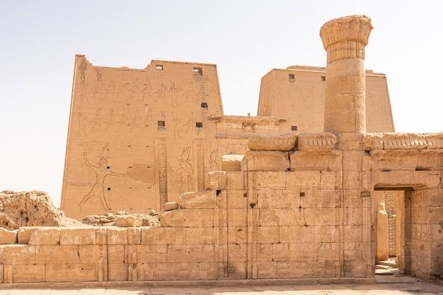 Entrada al antiguo templo egipcio de edfu