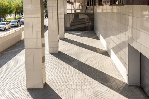 Entrada al aparcamiento subterráneo de un edificio de oficinas Estilo de vida urbano