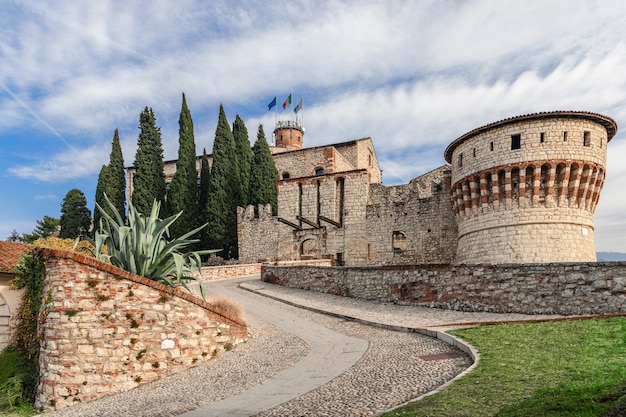 Entrada al castillo medieval de Brescia en Italia