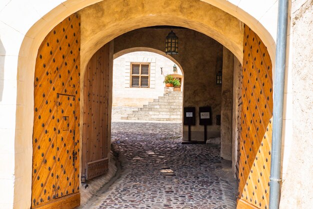 Entrada al complejo del castillo de Bauska. Stone Road. Letonia.