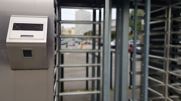 Entrada al estadio de fútbol durante el día sin gente. Puertas de entrada seguras: torniquetes al aire libre en el estadio. Entrada vigilada. Enfoque selectivo.