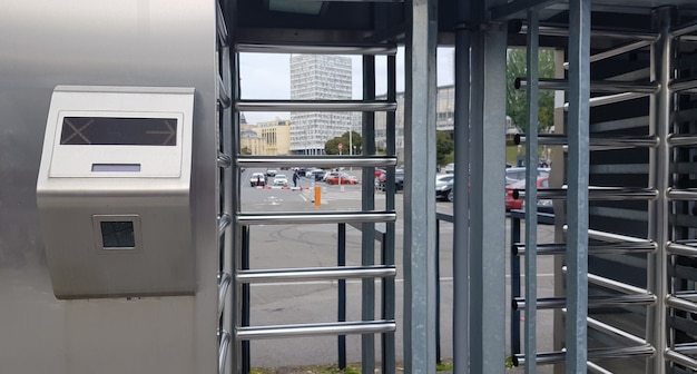 Entrada al estadio de fútbol durante el día sin gente. Puertas de entrada seguras: torniquetes al aire libre en el estadio. Entrada vigilada.