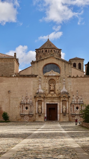 Entrada al monasterio de Poblet en España