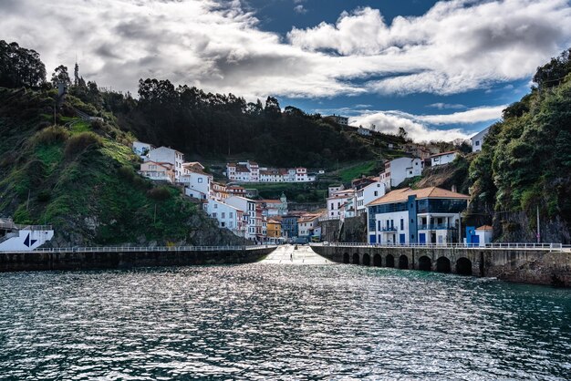 Entrada al pintoresco pueblo de Cudillero con sus casas colgando del barranco junto al mar Asturias España