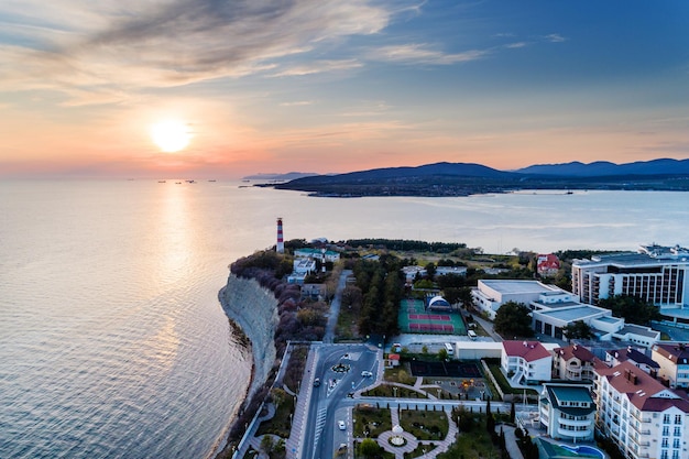 Entrada alta para a Baía Gelendzhik ao pôr do sol com tempo calmo e sem vento