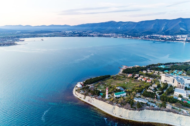 Entrada alta para a Baía Gelendzhik ao pôr do sol com tempo calmo e sem vento