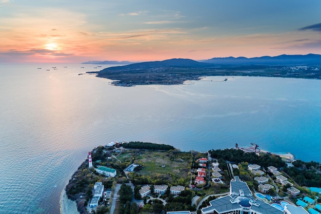 Entrada alta para a Baía Gelendzhik ao pôr do sol com tempo calmo e sem vento