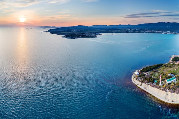 Entrada desde una altura a la bahía de Gelendzhik al atardecer en un clima tranquilo y sin viento